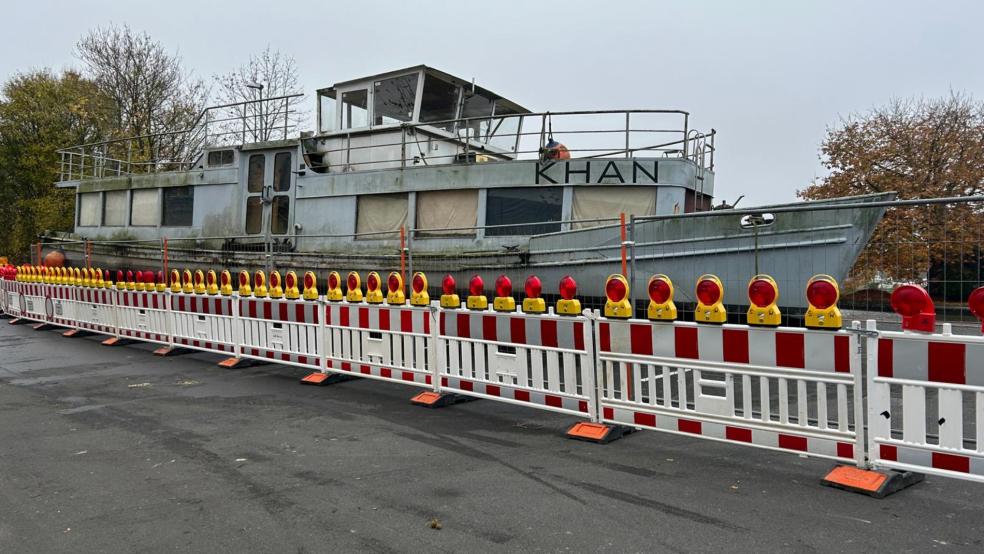 Das Boot „Khan“ wurde vorerst auf einem Teil des Parkplatzes direkt vor dem Betriebsgebäude des Papierwerks Klingele abgestellt. © Stadt Weener
