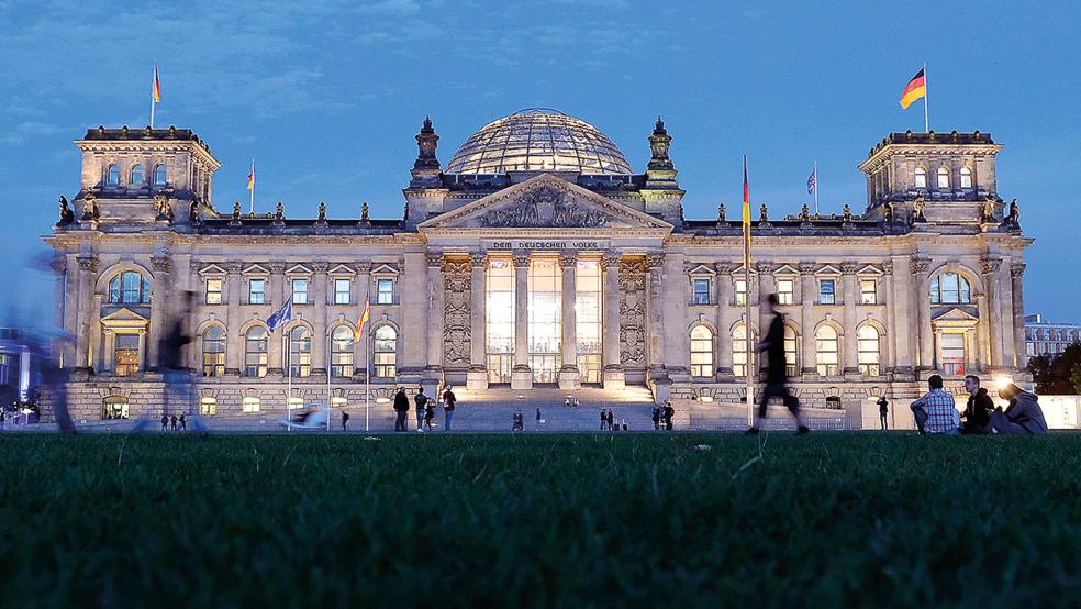 Der Letzte macht das Licht aus - im Bundestag werden die politischen Karten neu gemischt. Das Scheitern der Ampel-Koalition aus SPD, Grünen und FDP beherrschte gestern auch im Landkreis Leer die politischen Diskussionen.  © Foto: Pedersen (dpa)