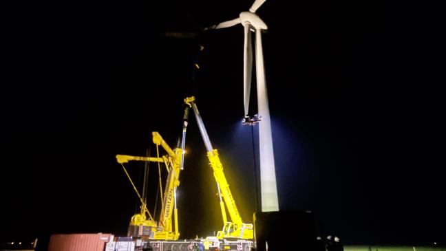 Feuerwehr sorgt für Licht bei Rotorstern-Montage