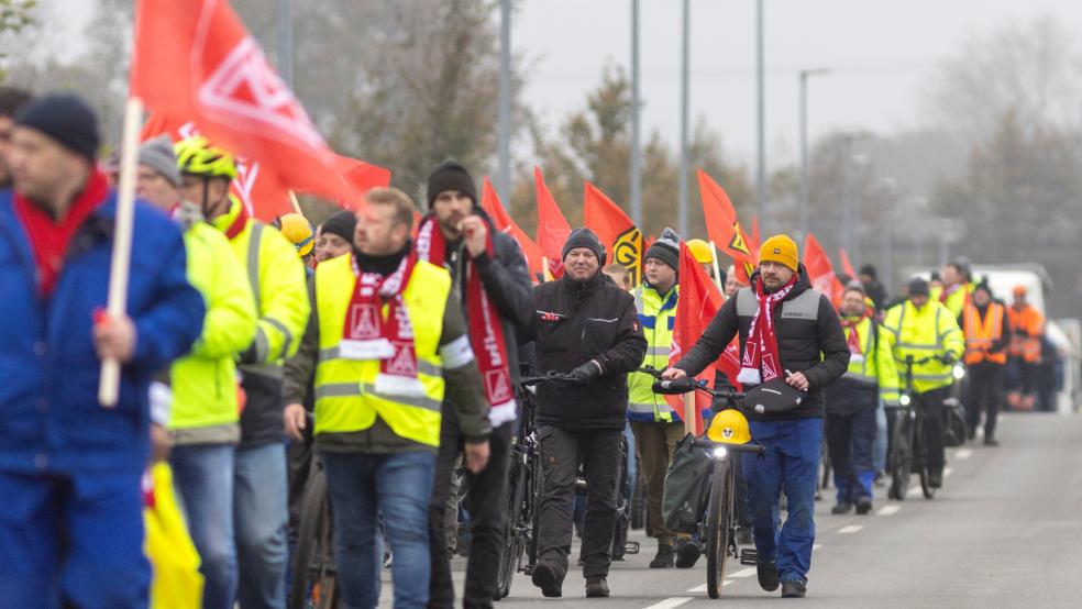 Mitarbeiter von fünf Unternehmen aus der Region, darunter der Meyer Werft, beim Warnstreik auf dem Weg zur Kesselschmiede.  © Lars Schröer