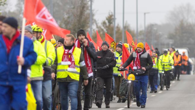 1000 Beschäftigte demonstrieren für sieben Prozent mehr Lohn