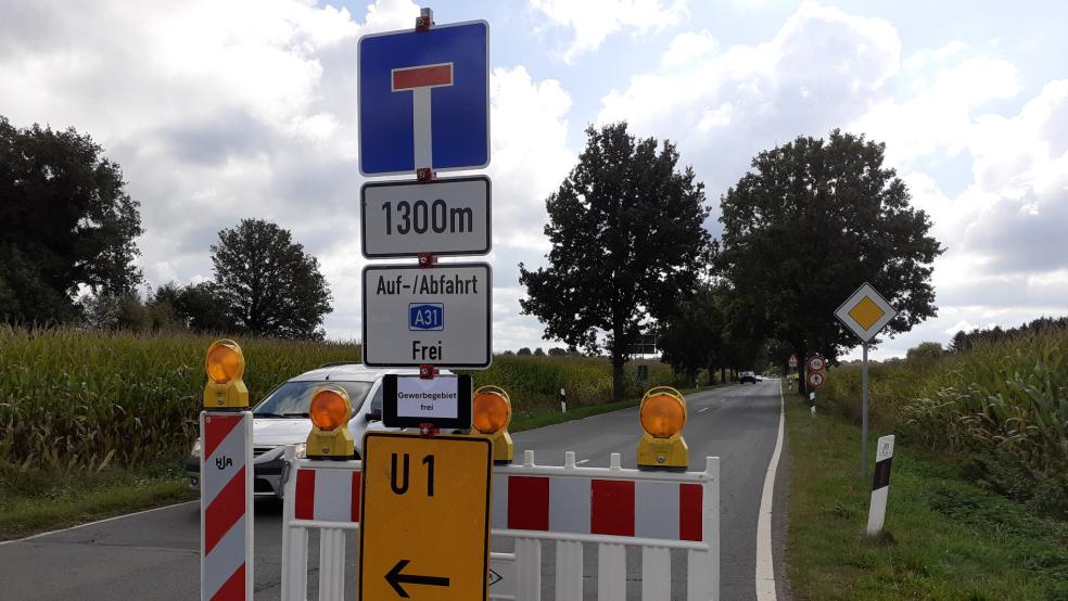 Die Landesstraße 17 zwischen Boen und der Autobahn 31 soll jetzt eine neue Fahrbahndecke bekommen. Bereits Ende September war die Fahrbahn halbseitig gesperrt, da ein Abschnitt der Straße ab dem Kreisel in Stapelmoorerheide saniert wurde. © Berents