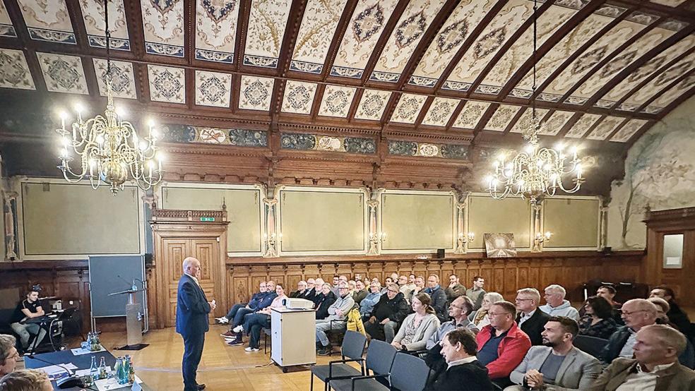 Etwa 50 Bürger waren zu der Infoveranstaltung im Festsaal des alten Rathauses von Leer erschienen.  © Foto: Stadt Leer