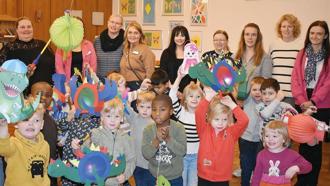 Kindergarten-Kinder singen im Altenzentrum