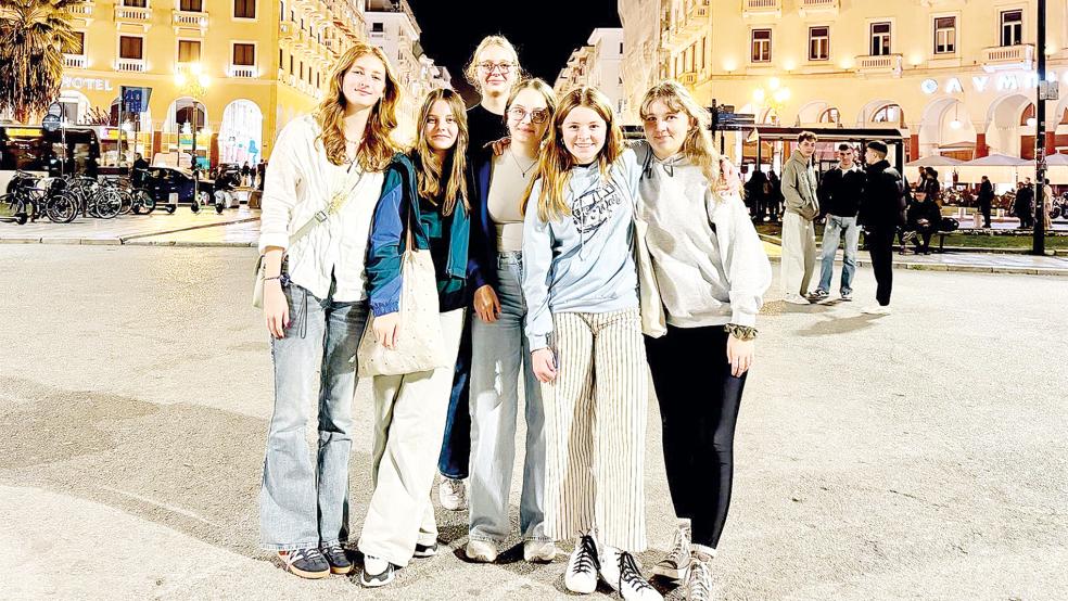 Die Schülerinnen (von links ): Amelie Kruse, Melissa Nixdorf (Jemgum), Marlisa Pancratius, Amke Riebe, Eva Boekhoff (Midlum) und Lena Wendt reisten im Rahmen eines Projektes nach Griechenland.  © Foto: privat