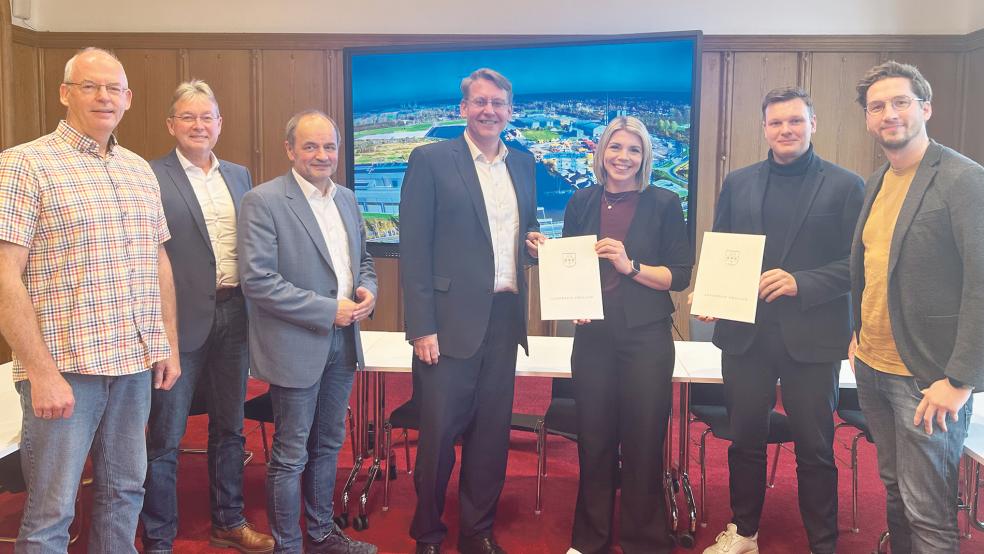 Bei der Fördermittelübergabe waren (von links) Jürgen Schendzielorz (Geschäftsbereichsleiter Finanzen), Heinz Walker (Geschäftsbereichsleiter Bauen ), Hermann Wessels (Erster Stadtrat der Stadt Papenburg), Marc-André Burgdorf (Landrat des Landkreises Emsland), Vanessa Gattung (Bürgermeisterin der Stadt Papenburg), Marco Abheiden (Wirtschaftsförderer der Stadt Papenburg)und Christian Strentzsch (Geschäftsbereichsleiter Stadtentwicklung) dabei.  © Foto: Stadt Papenburg