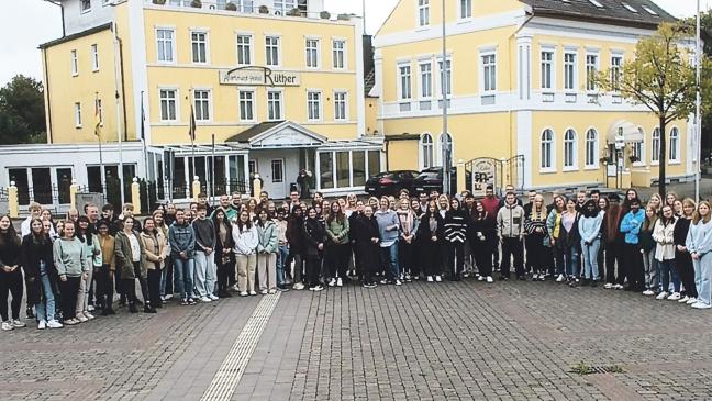 100 junge Menschen starten in die Ausbildung