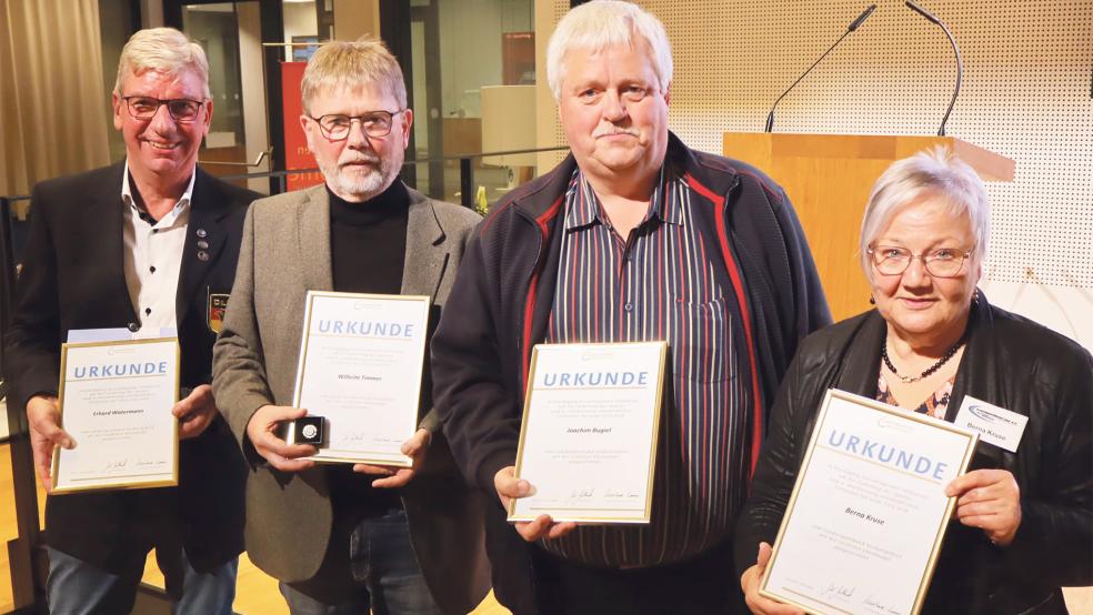 Erhard Watermann (DLRG Weener), Wilhelm Timmer (TV Bunde), Joachim Bugiel (SV Ems Jemgum) und Berna Kruse (KSB Leer und TV Bunde) bekamen die Ehrennadel in Gold.  © Foto: Ammermann