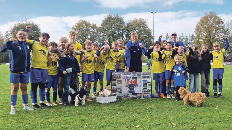 Die D-Jugend verabschiedete Trainer Andreas Schoormann (Bildmitte) mit einem Sieg.  © Foto: privat