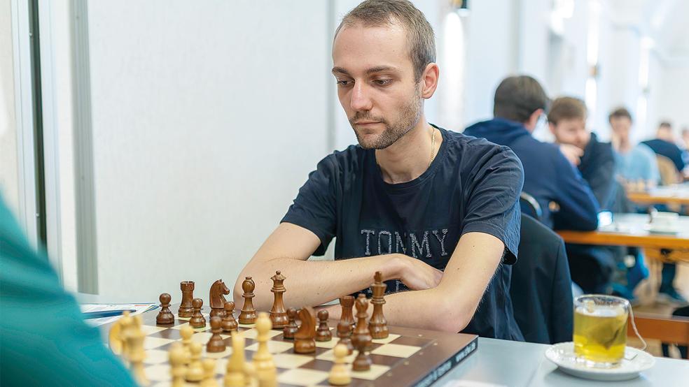 Michael Kopylov gewann die Schach Open in Leer.  © Foto: Jungeblut