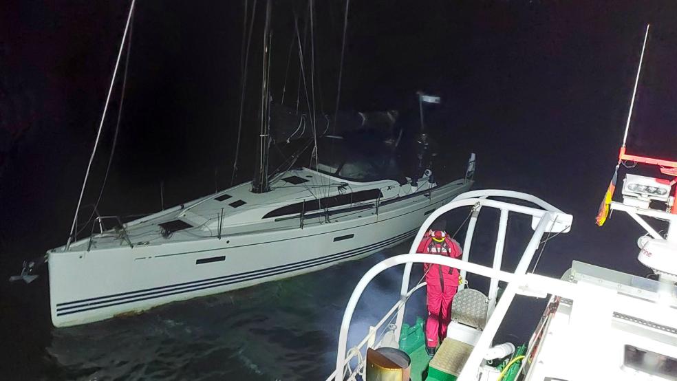 Der Seenotrettungskreuzer "Bernhard Gruben" rettete den 64-jährigen Skipper der havarierten Segelyacht aus seiner misslichen Lage. © Foto: DGzRS