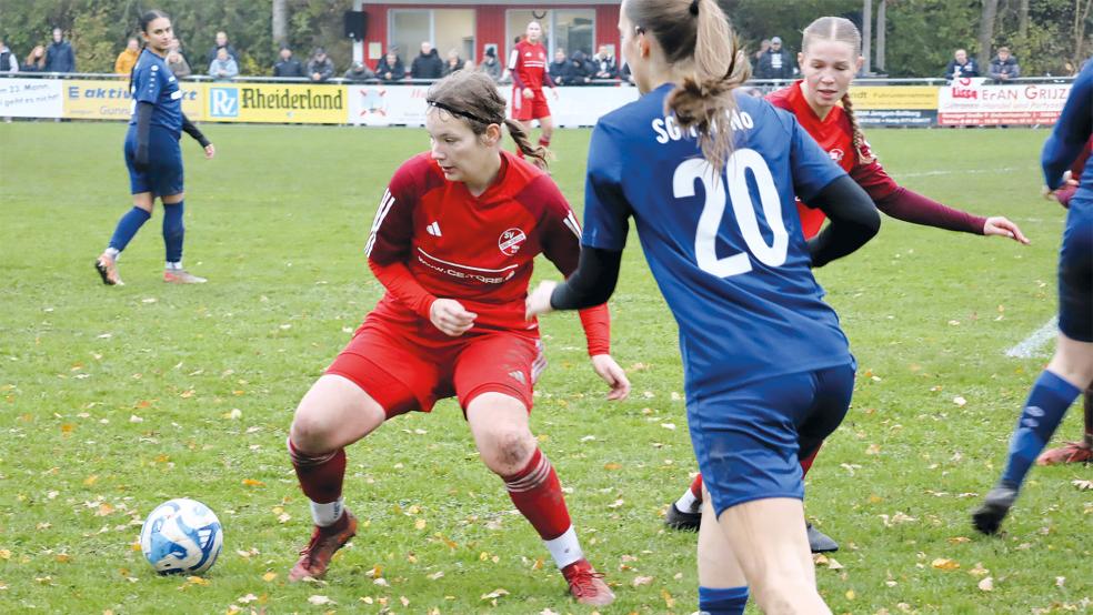 Annika Hüncke (am Ball) brachte den SV Ems Jemgum in Führung.  © Foto: Ammermann