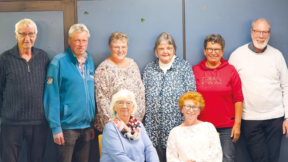 Der Vorstand der Heimatbühne Bingum (von links): Georg Robbe, Friedrich Reich, Silvia Reich, Inge Marquardt, Heike Pruijsen und Curt Weber sowie vorne von links Hildegard Weber und Conny Helmers.  © Foto: Wolters