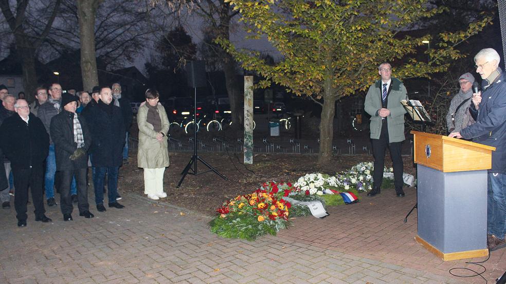 Kurt Plagge (rechts) konnte zahlreiche Besucher, die zum Pogromgedenken an der Stadtbücherei gekommen waren, begrüßen. Die Veranstaltung sei ein sichtbaren Zeichen gegen Antisemitismus, so Plagge.  © Foto: Berents