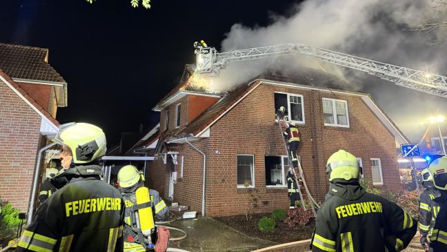 Doppelhaushälfte wird durch Feuer komplett zerstört