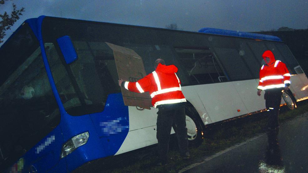 Zwischen Oldendorp und Aaltukerei hat es ein Busunglück gegeben. © Hoegen
