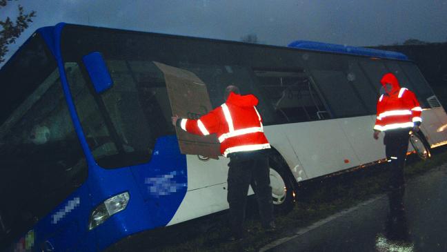 Busunglück: Feuerwehr entfernt Scheiben und befreit Passagiere