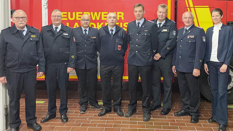 Nach den Wahlen (von links): Brandabschnittsleiter Nord Peter Eggers, Regierungsbrandmeister Erwin Reiners, der neue Brandabschnittsleiter Süd Bernd Haskamp, der neue stellvertretende Kreisbrandmeister Marco Schmidt, der zukünftige stellvertretende Abschnittsleiter Nord Matthias Ihler, der aktuelle Brandabschnittsleiter Süd und designierte Kreisbrandmeister Ernst Berends, der aktuellen Kreisbrandmeister Ralf Heykants sowie Kreisrätin Ute Buntrock.  © Foto: Kreisfeuerwehr Leer