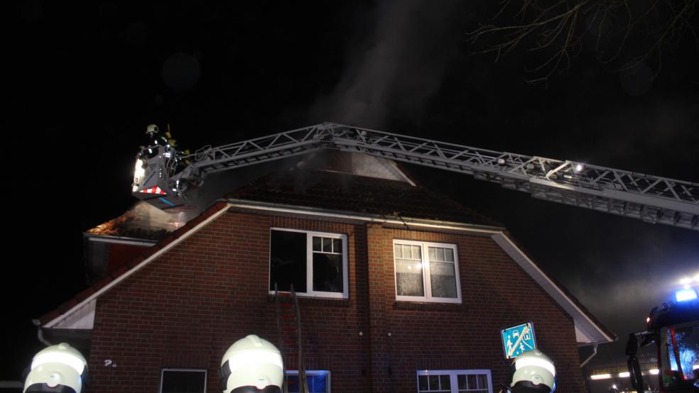 Mit einer Drehleiter wurde das Feuer von oben bekämpft. © Stöhr-Aeilts/Feuerwehr