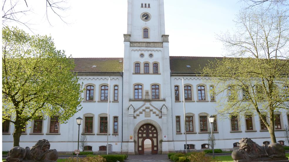 Vor der Schwurgerichtskammer des Landgerichts Aurich muss sich ein 32-Jähriger gerade wegen Totschlags verantworten.  © Foto: Hanken