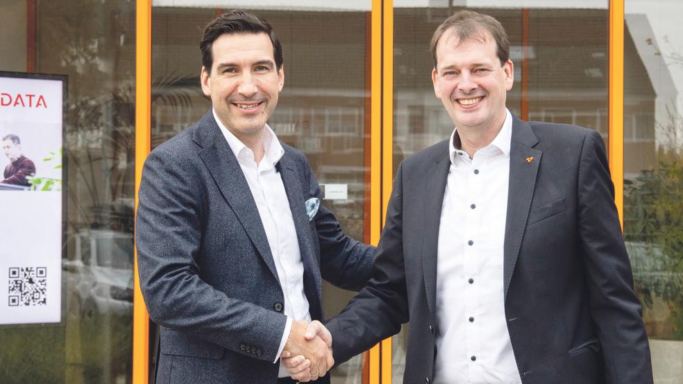 Zukunft per Handschlag besiegelt: Marcus Pannier, Regional President Central Europe bei Forterro (links), und Bernd Hillbrands, Vorstandsvorsitzender Orgadata, freuen sich auf die gemeinsame Zukunft in der neu gegründeten Sparte »Forterro Windows & Doors«.  © Foto: Dora Schneider/Orgadata