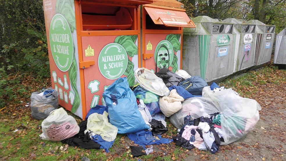 Müllablagerungen neben den Containern für Altglas und Textilien werden in Stapelmoor und Diele immer mehr zum Problem. Der Landkreis Leer ist über die Situation vor Ort informiert.  © Foto: privat