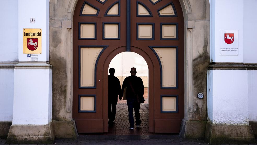 Als psychiatrischer Gutachter gab Wolfang Trabert vor dem Landgericht Aurich eine Einschätzung über den seelischen Zustand des 32-Jährigen, der wegen Totschlags angeklagt ist.  © Foto: dpa