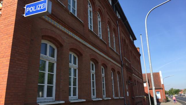 Mann vor Auto geschubst