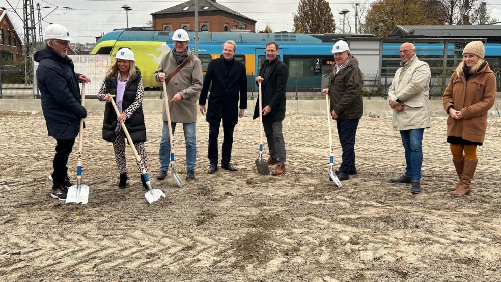 Baustart für die neue Radstation am Leeraner Bahnhof. Ende 2026 soll sie nach Stadtangaben fertig sein. © Stadt Leer