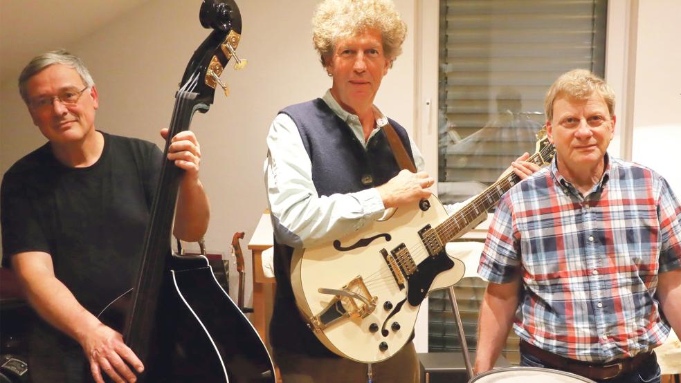 Zwei Jahrzehnte »Train 45«: (von links) Am Kontrabass Ernst Wiemer, Gitarrist Sievert Ahrend und Reinhard de Witt an der Snare Drum.  © Foto: Ammermann