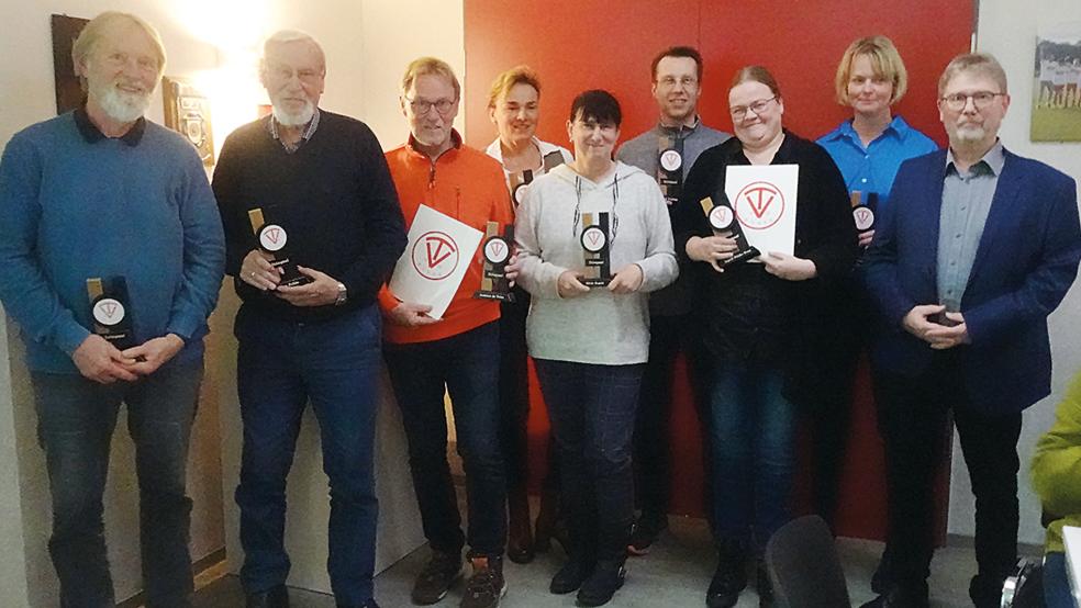 Rolf Boehnke (von links), Johann Frikke, Andreas de Vries, Ulrike Ostendorp, Silvia Engels, Ralf Freitag, Ingrid Fricke-Even und Anne Huisinga wurden vom 1. Vorsitzenden des TV Bunde, Wilhelm Timmer, mit dem »Stönpaal« ausgezeichnet.  © Foto: TV Bunde