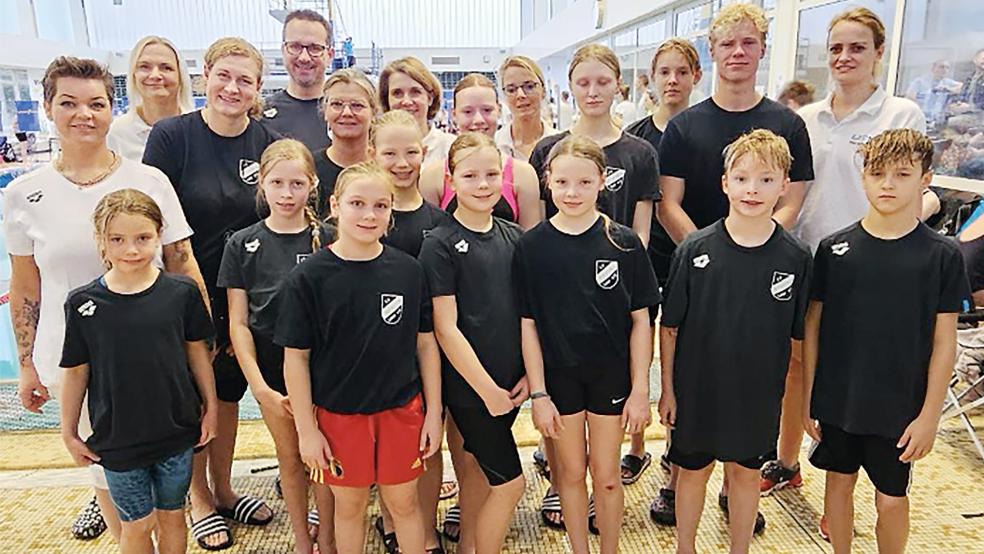 Trainer, Kampfrichter und Jugend des SV Poseidon Leer nahmen erfolgreich an einem Schwimmwettkampf in Papenburg teil.  © Foto: privat