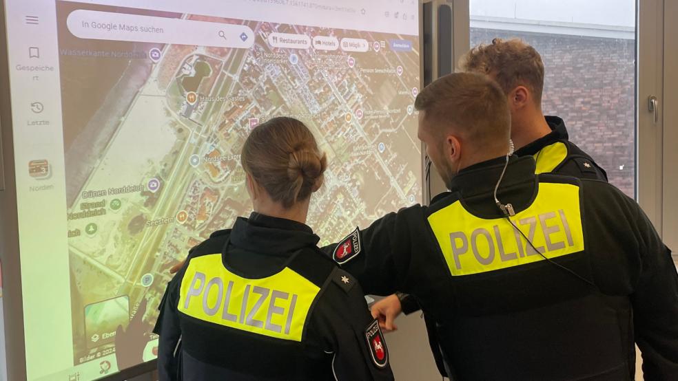 Im Hilfeleistungszentrum teilten Polizei- und Feuerwehrkräfte die Suchgebiete und Suchmannschaften ein. © Feuerwehr