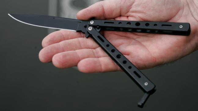 Junger Mann mit Messer angegriffen