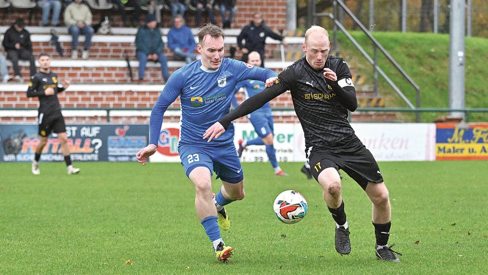 Malte Fokken (blaues Trikot) und Blau-Weiß Papenburg sowie Jan Schockemöhle und der SV Bevern lieferten sich ein ausgeglichenes Duell mit einem gerechten 2:2-Endergebnis.  © Foto: Bruins