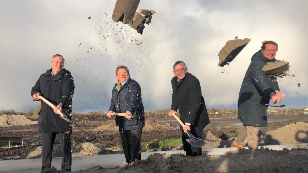 Dirk Balster (Geschäftsführer der Trägergesellschaft der Kliniken Aurich, Emden und Norden), Niedersachsens Gesundheitsminister Andreas Philippi (SPD), Olaf Meinen (Landrat des Landkreises Aurich) und Tim Kruithoff (Oberbürgermeister der Stadt Emden), setzen den ersten Spatenstich für eine neue Zentralklinik in Ostfriesland (von links). © Lennart Stock/dpa