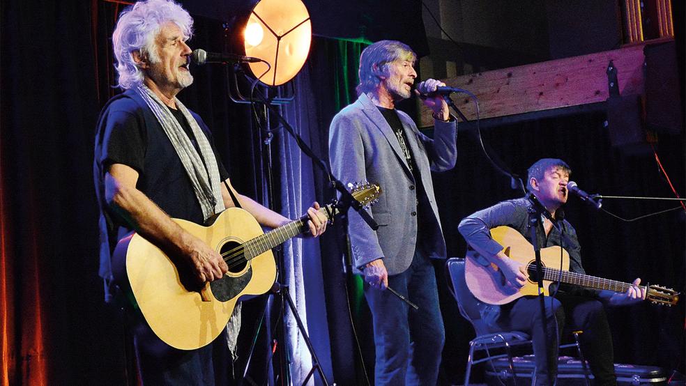 Fergus Feely (von links), Seán Keane und Shane MacGowan begeisterten das Publikum im Leeraner Kulturspeicher.  © Foto: Eden