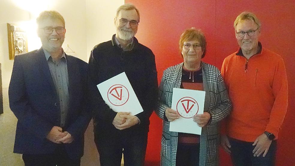 Für 60-Jährige Vereinstreue wurde Theus Graalmann (Mitte) geehrt. Sogar 70 Jahre im Verein ist Margret Boekhoff. Hier sind die Geehrten eingerahmt von Wilhelm Timmer (links), 1. Vorsitzender, und Andreas de Vries, 2. Vorsitzender des TV Bunde.  © Foto: TV Bunde