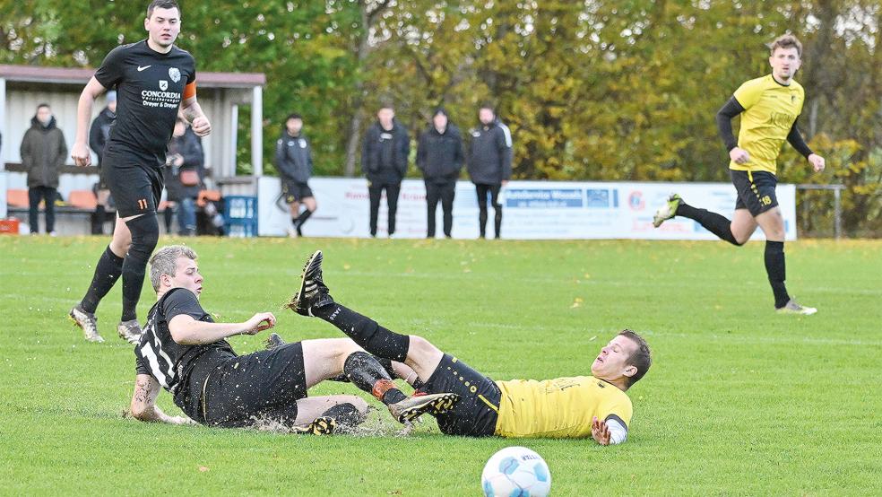Der Platz in Wymeer war am Sonntag nicht einfach zu bespielen, wie diese Szene zwischen Marco Dreesmann und Nüttermoors Santo Schinocca (gelbes Trikot) zeigt.  © Foto: Bruins