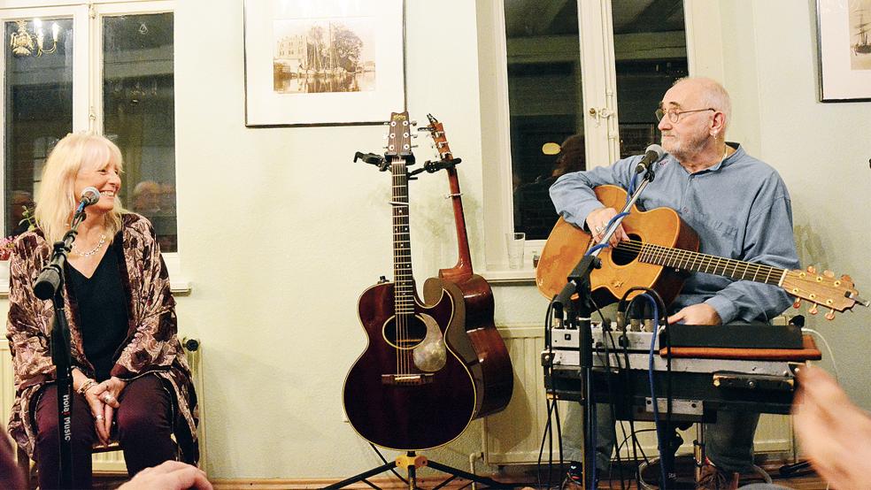 Im Laufe des Abends kam seine Frau Julie zu Mike Silver nach vorne, um einige Lieder mit ihm im Duett zu präsentieren. Ihr heller und klarer Gesang passte wunderbar harmonisch zur samt-warmen Stimme ihres Mannes.  © Foto: Eden