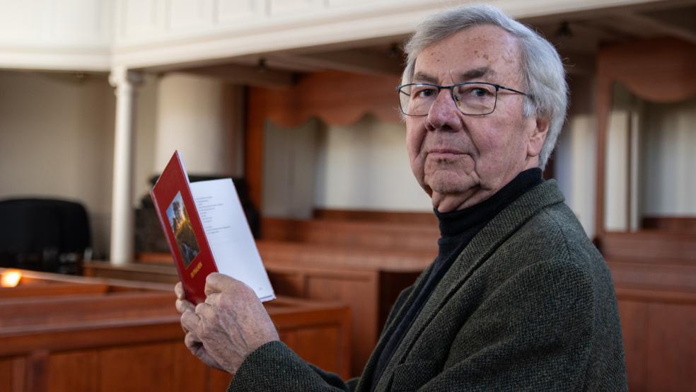 Jann Schmidt, ehemaliger Kirchenpräsident der Evangelisch-reformierten Kirche mit der Neuübersetzung. © Ulf Preuß (Reformierte Kirche)