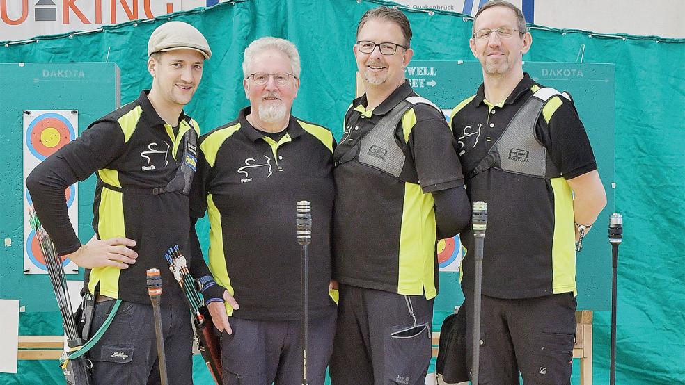 Henrik Elsasser (von links), Peter Gerdes, Frank Otten und Jascha Nieland starteten für den SV Leer in der Landesverbandsliga im Bogenschießen.  © Foto: privat