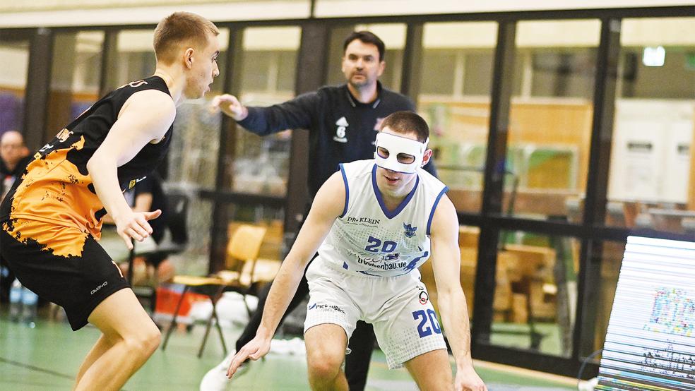 Logabirums Maksym Fomenko trat gegen die Royals vom Bürgerfelder TB wegen eines Nasenbeinbruchs mit einer Maske an.  © Foto: privat