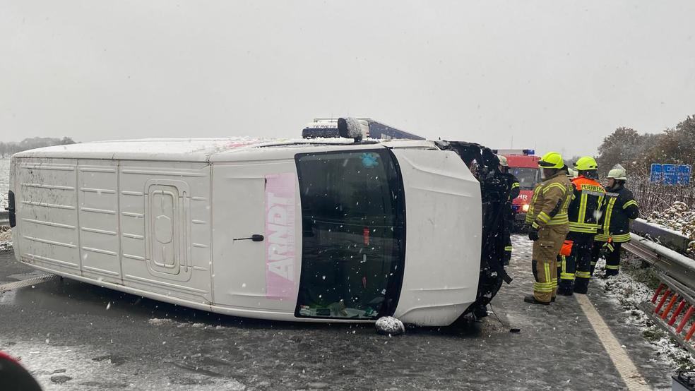 Entgegen den ersten Meldungen stellte sich vor Ort heraus, dass keine Person im Fahrzeug eingeklemmt war. © Feuerwehr