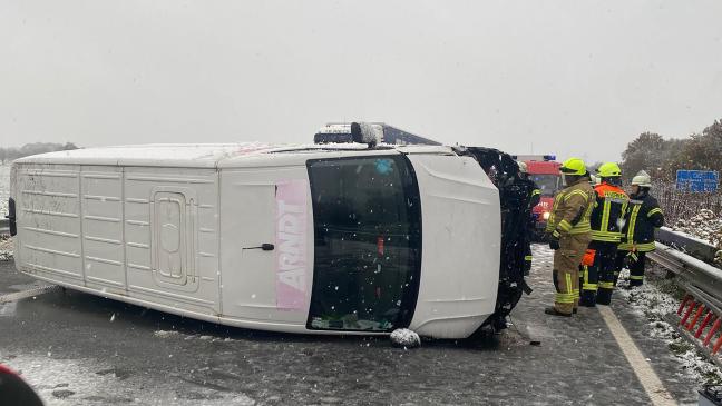 Transporter verunglückt auf der Autobahn