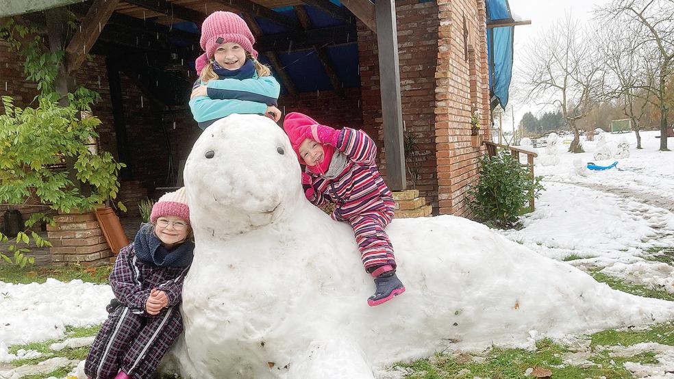 Mit einer Schnee-Robbe haben Kezia, Luisa und Salome Swart aus Holthusen (von links) einen besonders coolen Wintergast im Garten gehabt. © Foto: privat