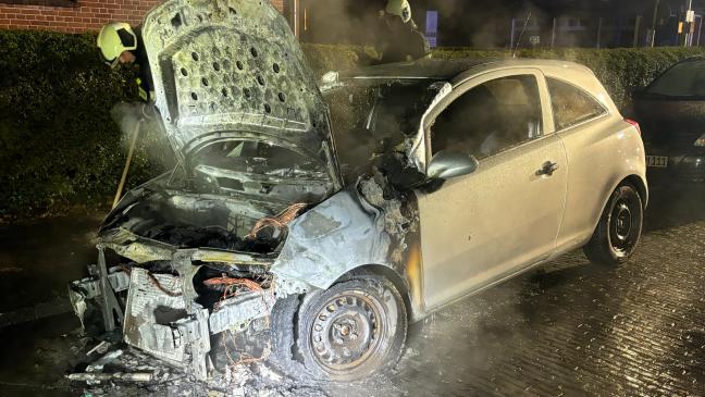 Auto durch Brand komplett zerstört