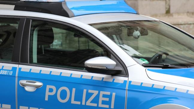 Autofahrer kommt mehrfach von Straße ab