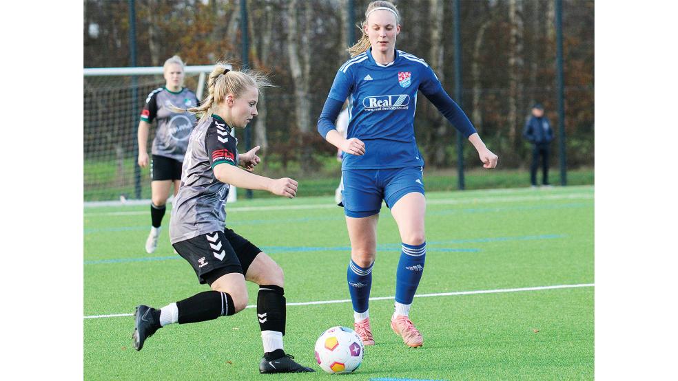 Die Jemgumerin Jana Frieling (am Ball) traf für Büppel zum 1:2. Später entschied Anneke Kampen (blaues Trikot) die Partie.  © 
