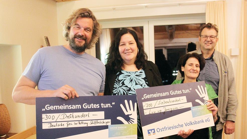 Profisegler Guido Dwersteg, ProEngeno-Geschäftsführerin Bianca Meinders, WEB-Mitarbeiterin Susanne Dollmann und »Luv up«-Vorsitzender Frank Simmering (von links) freuen sich über die Spenden für die Vereinsjugend und die DGzRS.  © Fotos: Busemann
